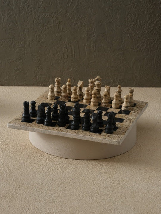 Schachset aus Stein in organischer Form – Ahié