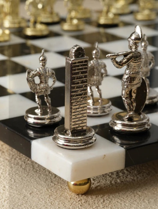 Schachset aus Marmor mit Metallfiguren – Ahié