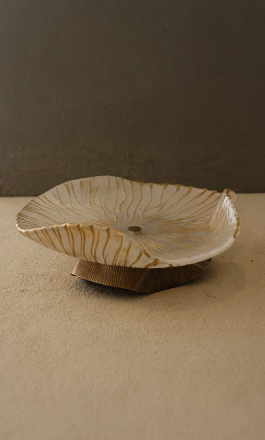 Sandgestrahlte Glasschale niedrig auf Messingfuss – Ahié