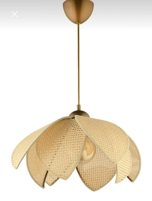 Pendelleuchte offener Blütenschirm Rattan skulptural Wohnzimmer Schweiz – Ahié
