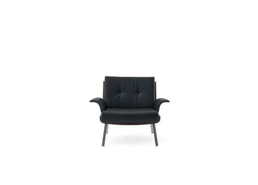 Schalenförmiger Designsessel mit Holzfurnier und Metallfüssen – Ahié