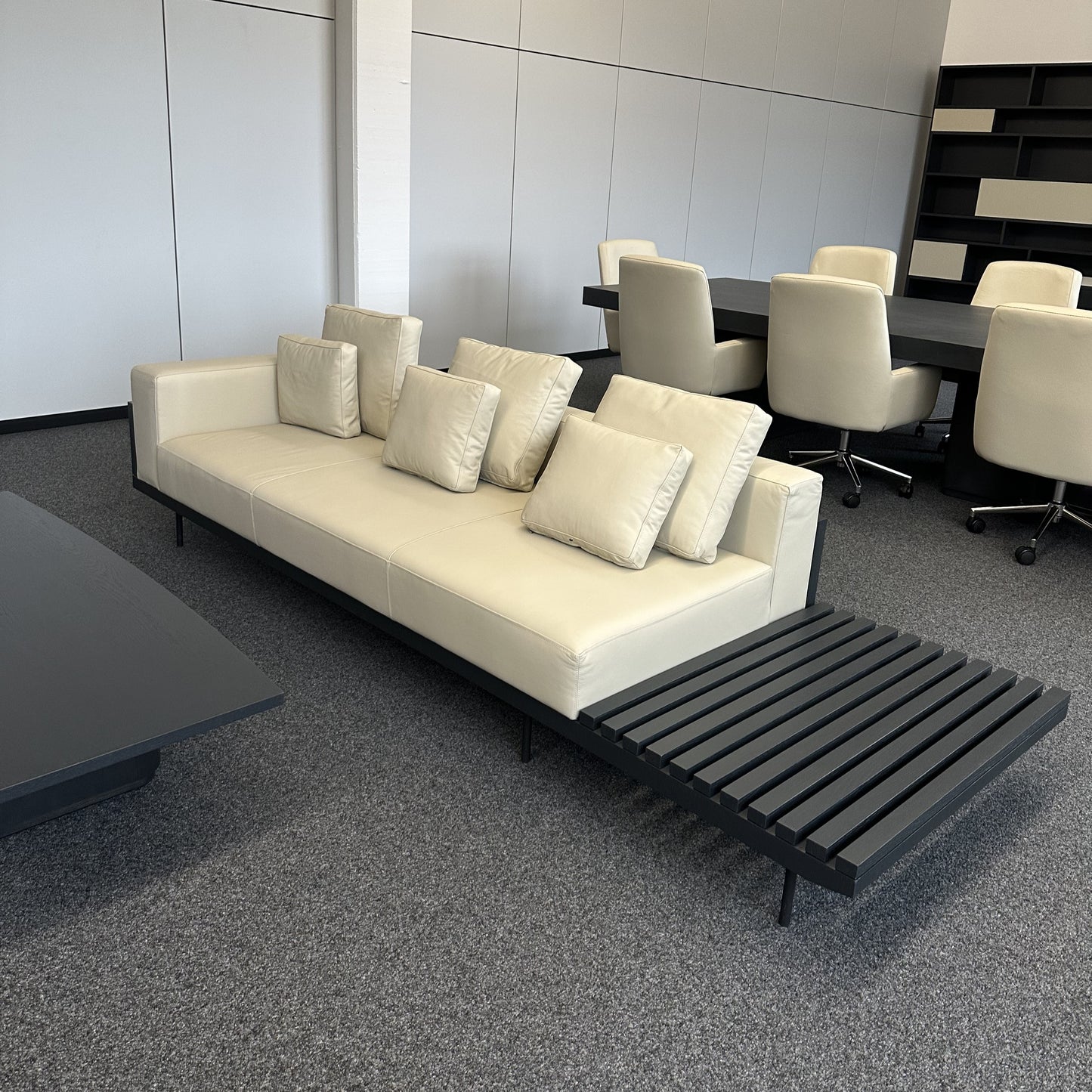2-Sitzer Sofa mit sichtbar aufgebauter Polsterung in cremefarbenem Stoff – Ahié