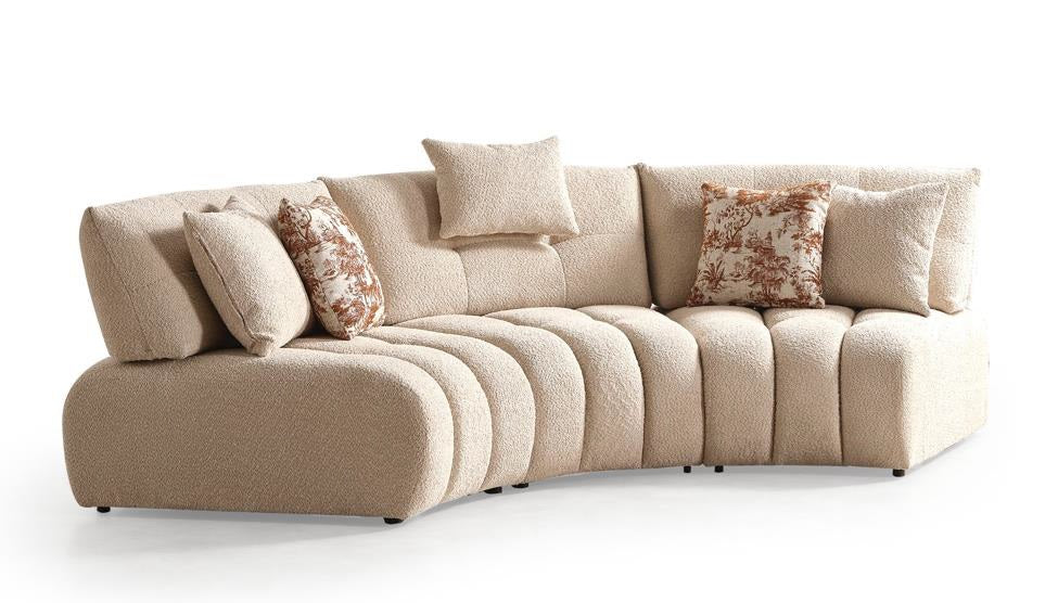 Ecksofa mit breit geführter Eckpolsterung und tief auslaufender Lounge-Polsterung in Variante 1 – Ahié