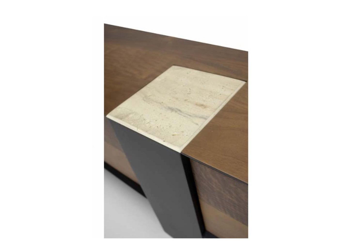 Lowboard aus Holzfurnier mit schwarzem Metallprofil