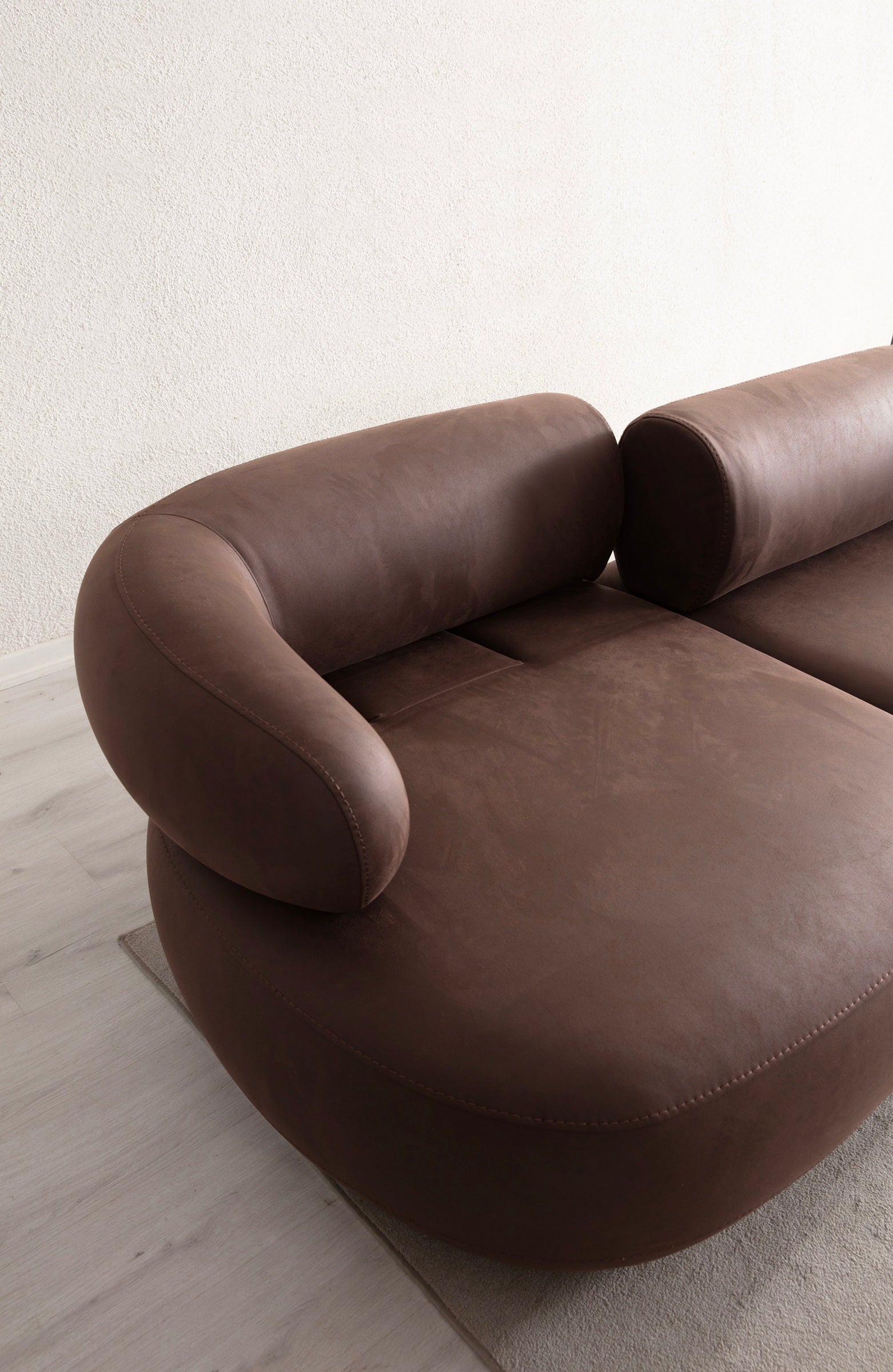 4-Sitzer Sofa mit ruhig geführter Rückenpolsterung – Ahié