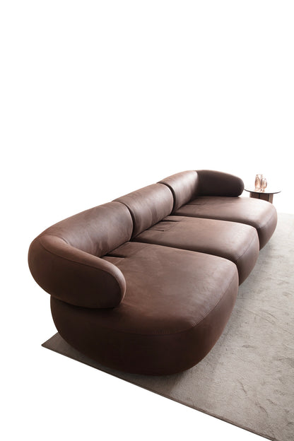 4-Sitzer Sofa mit ruhig geführter Rückenpolsterung – Ahié