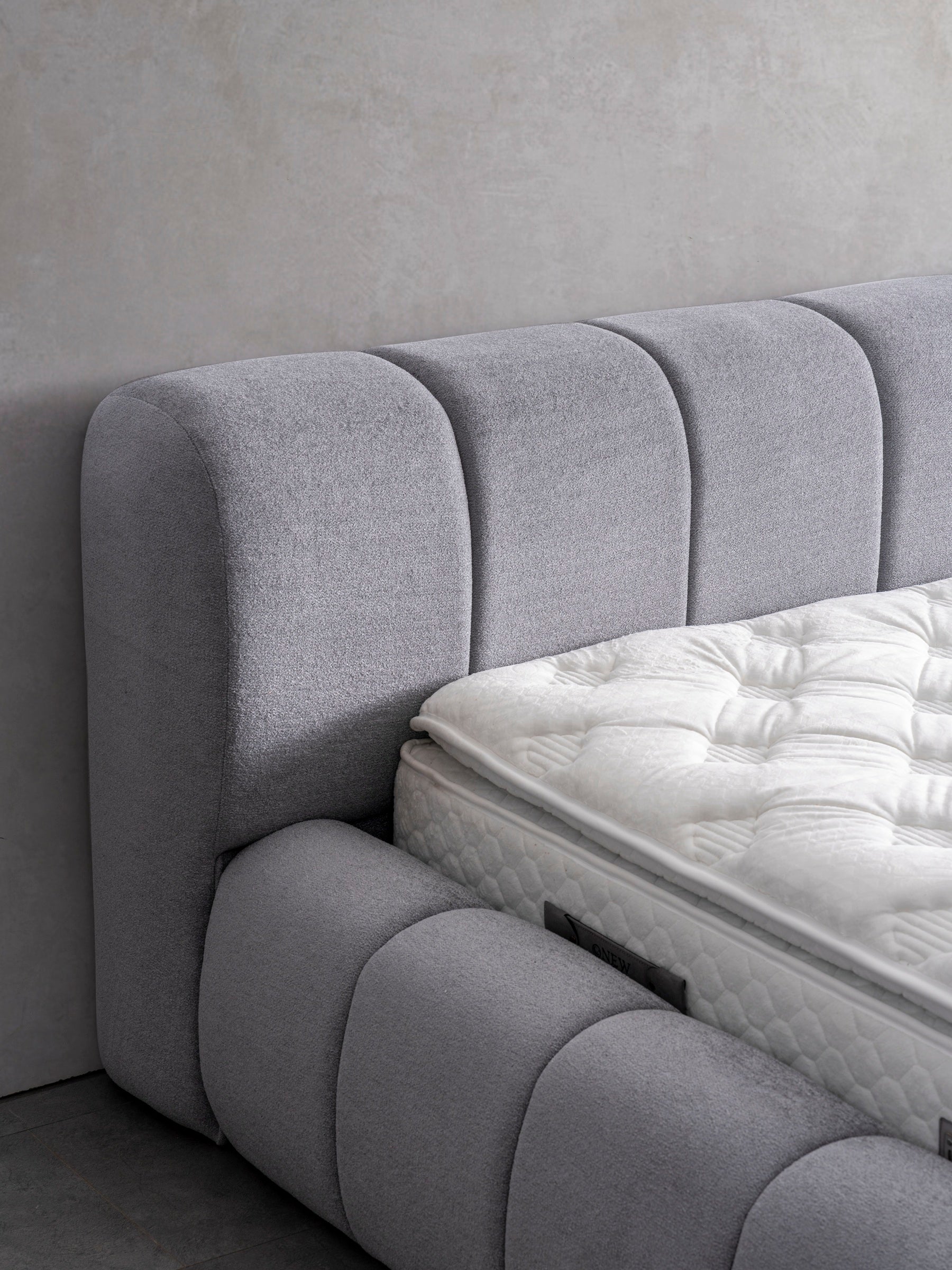 Polsterbett segmentierter Volumenrahmen Stoff Bettkasten Schlafzimmer Schweiz – Ahié