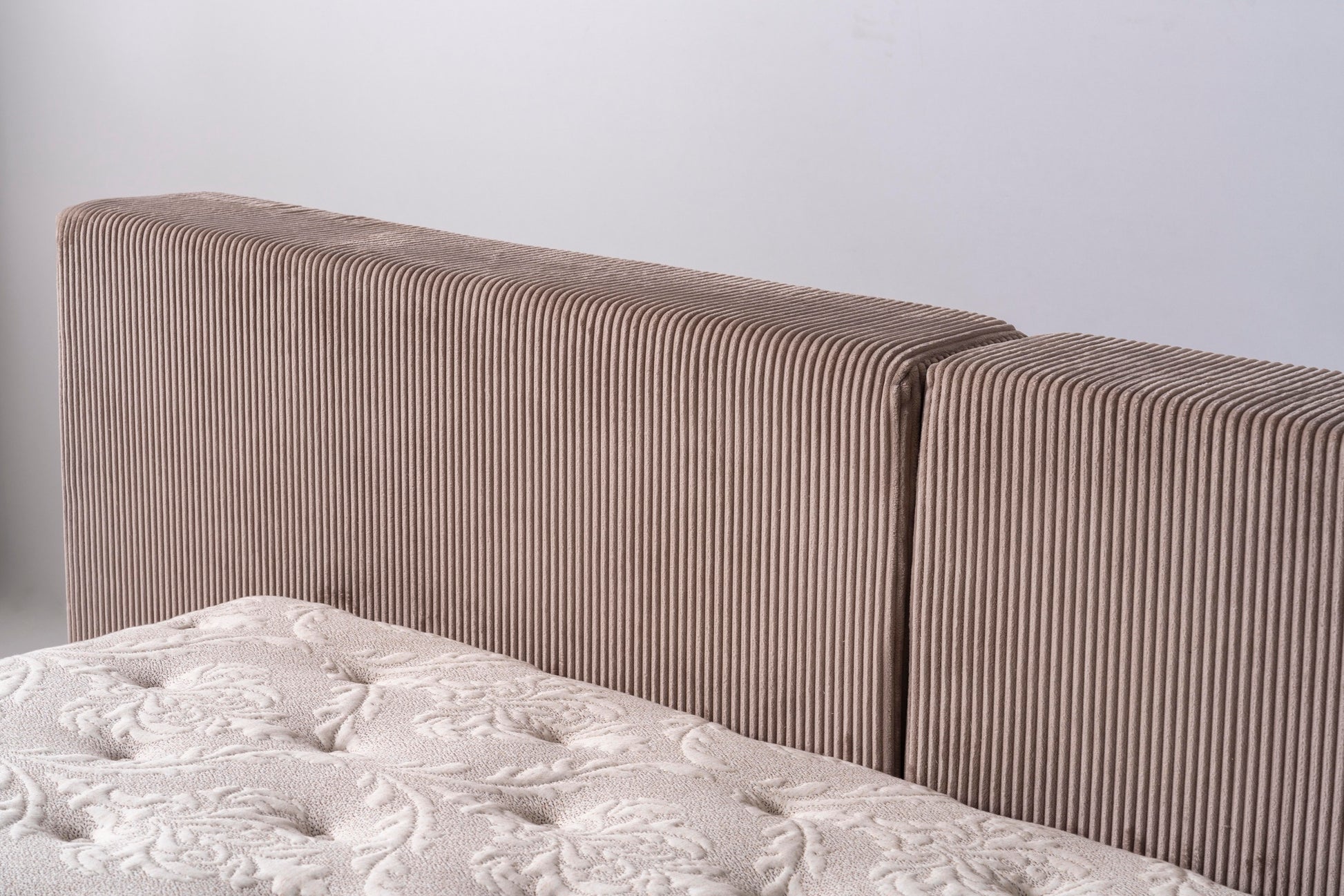 Polsterbett fein gerippter Bezug Stoff Bettkasten Schlafzimmer Schweiz – Ahié
