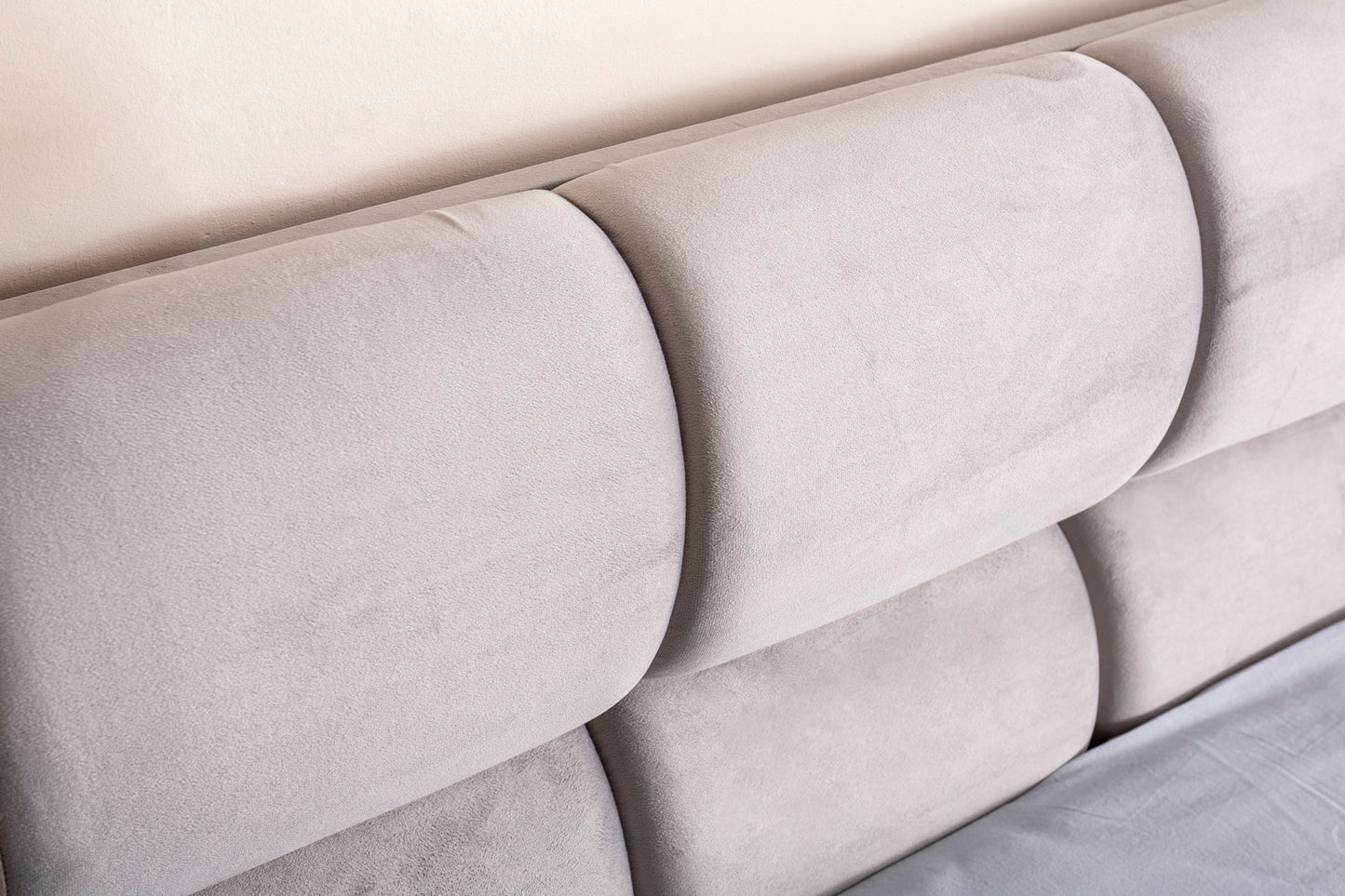 Polsterbett gestaffeltes Kopfteil Rundsegmente Stoff Bettkasten Schlafzimmer Schweiz – Ahié