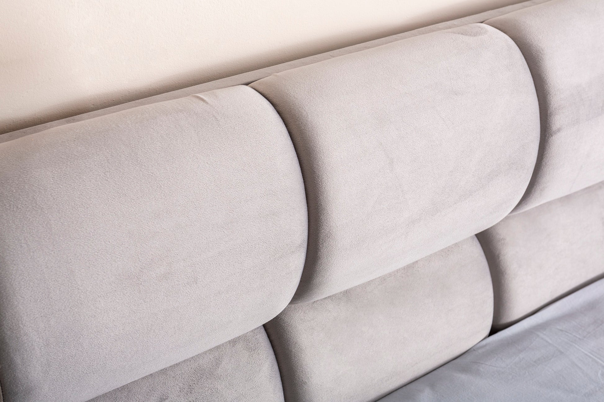 Polsterbett gestaffeltes Kopfteil Rundsegmente Stoff Bettkasten Schlafzimmer Schweiz – Ahié