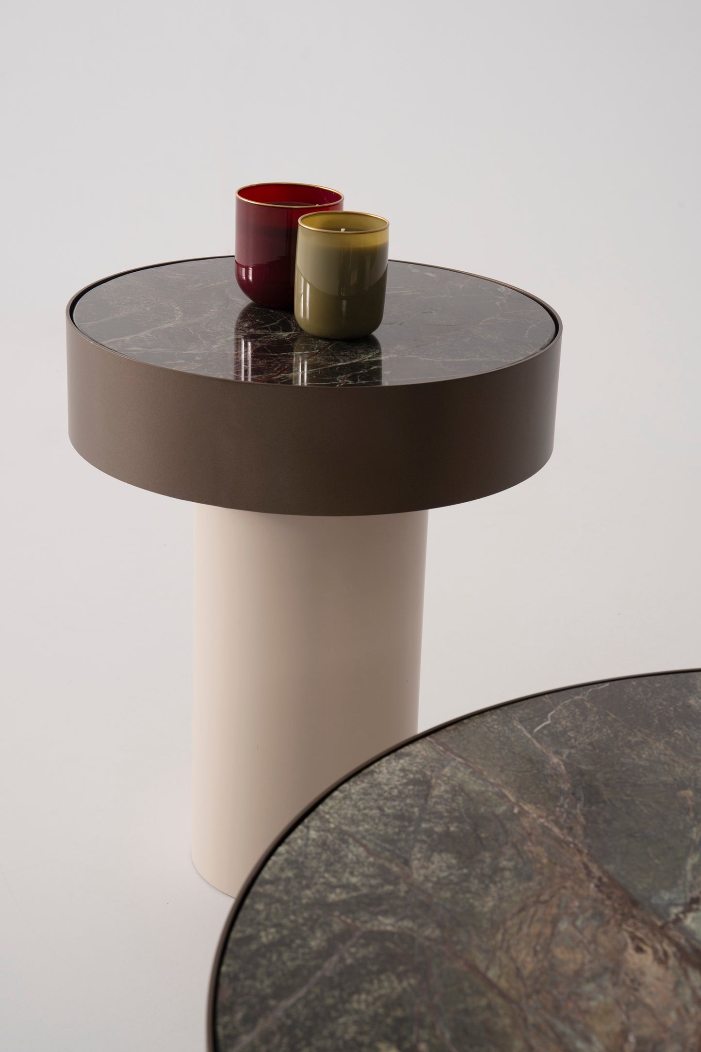 Rundes Couchtisch-Set mit Marmorplatte und Messingfuss – CT2401 – Ahié