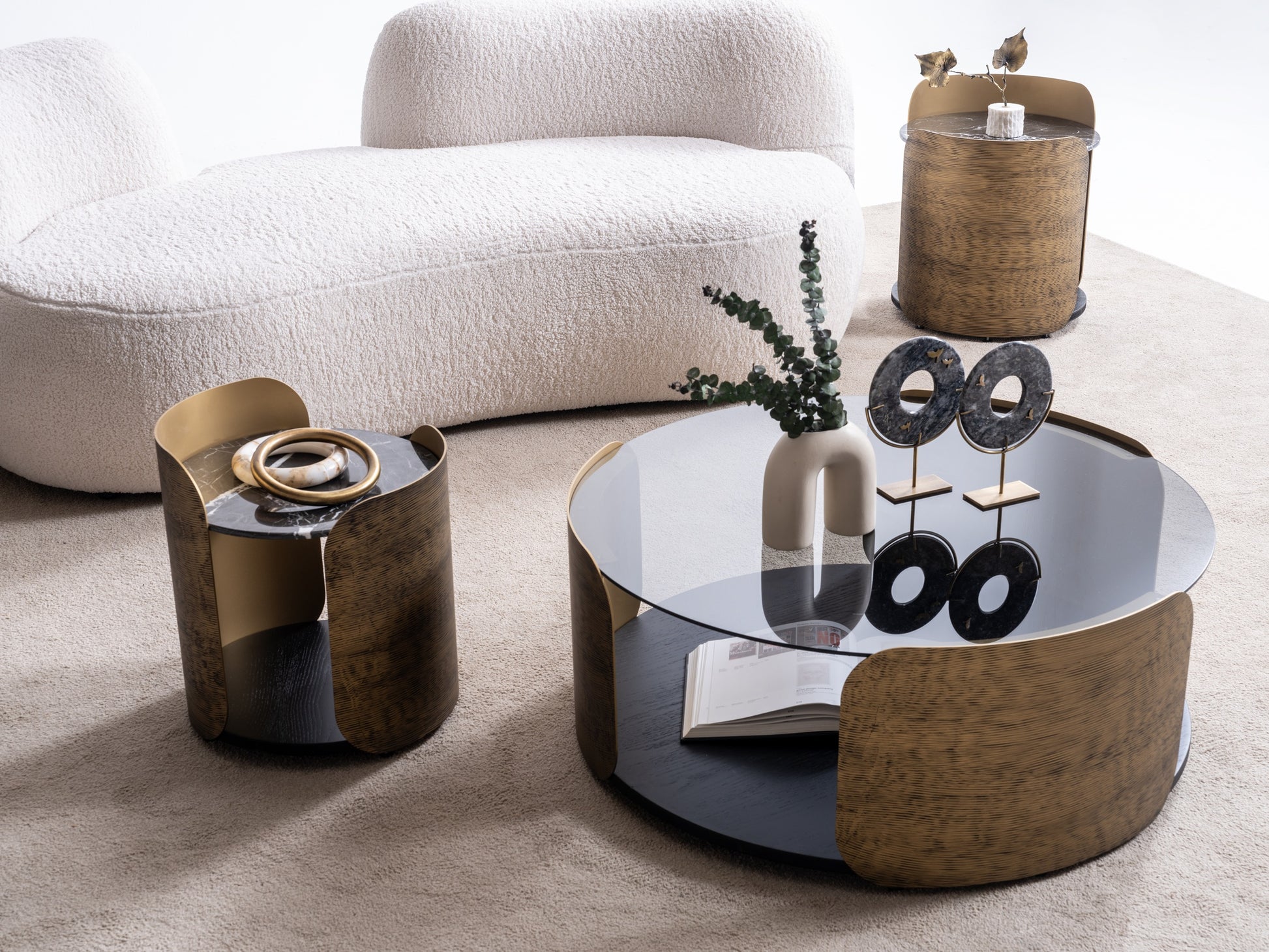 Rundes Couchtisch-Set Glasplatte Furnier mit Messingoptik-Akzenten – CT2422 – Ahié