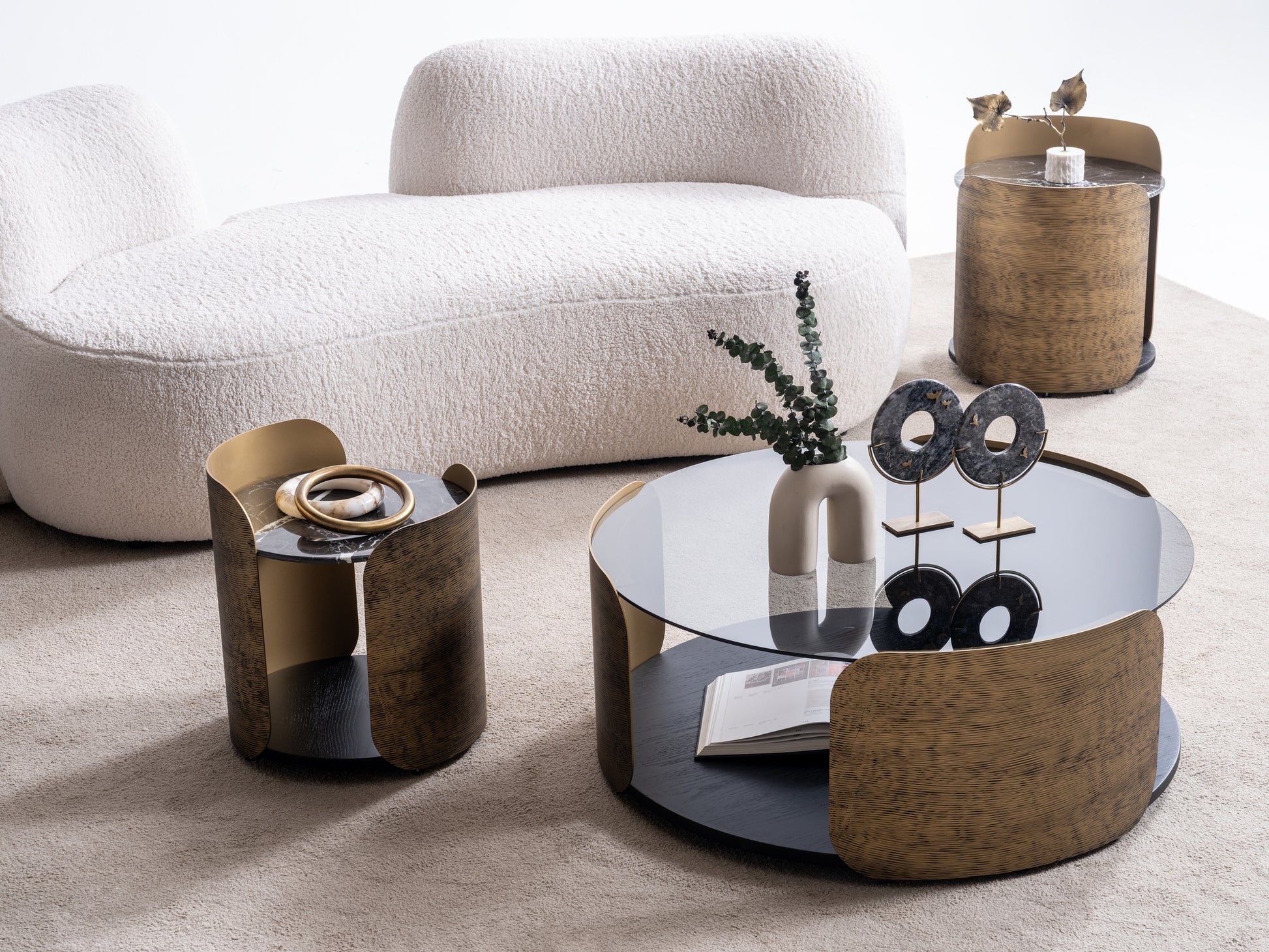 Rundes Couchtisch-Set Glasplatte Furnier mit Messingoptik-Akzenten – CT2422 – Ahié