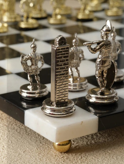 Schachset aus Marmor mit Metallfiguren – Ahié