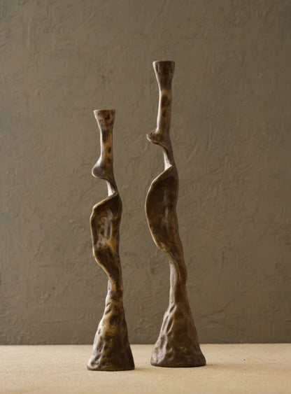 Skulpturale Kerzenständer 2er-Set in Bronze – Ahié