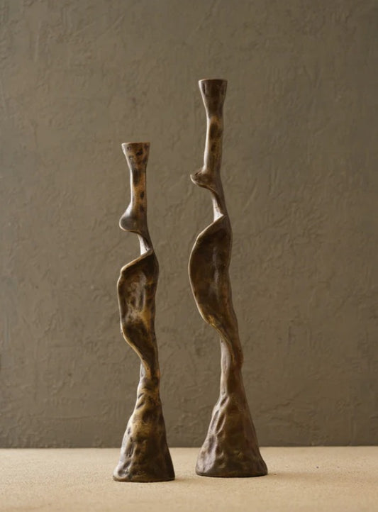 Skulpturale Kerzenständer 2er-Set in Bronze – Ahié