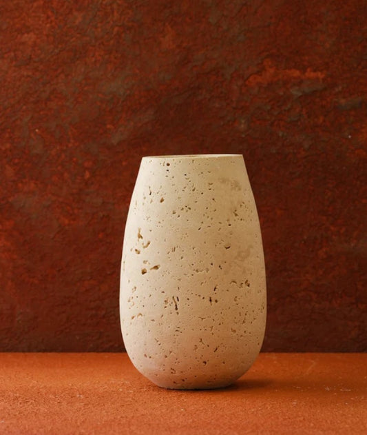 Hohe Travertinvase aus Naturstein – Ahié
