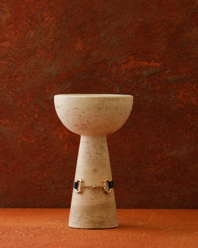 Travertinvase mit Schalenkopf und Ledergürtel – Ahié