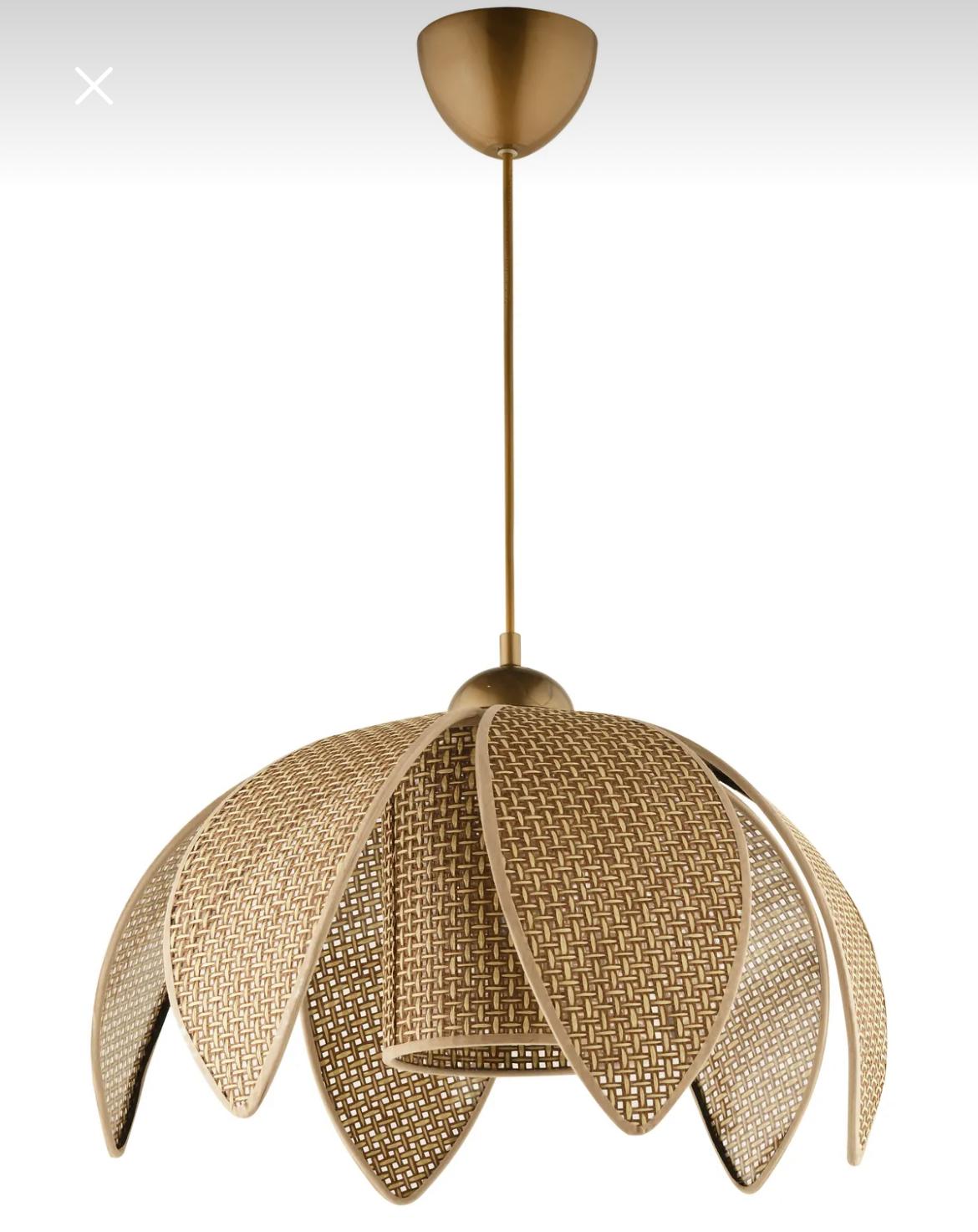 Pendelleuchte blattartiger Schirm Rattan skulptural Wohnzimmer Schweiz – Ahié