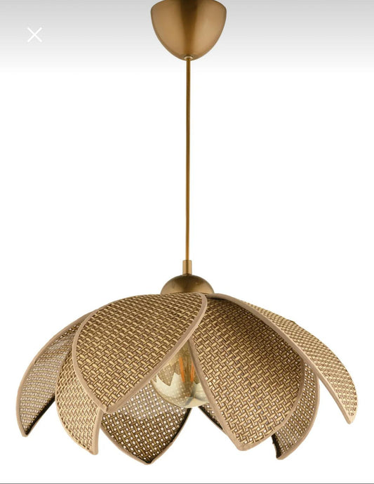 Pendelleuchte offener Blütenschirm Rattan skulptural Wohnzimmer Schweiz – Ahié