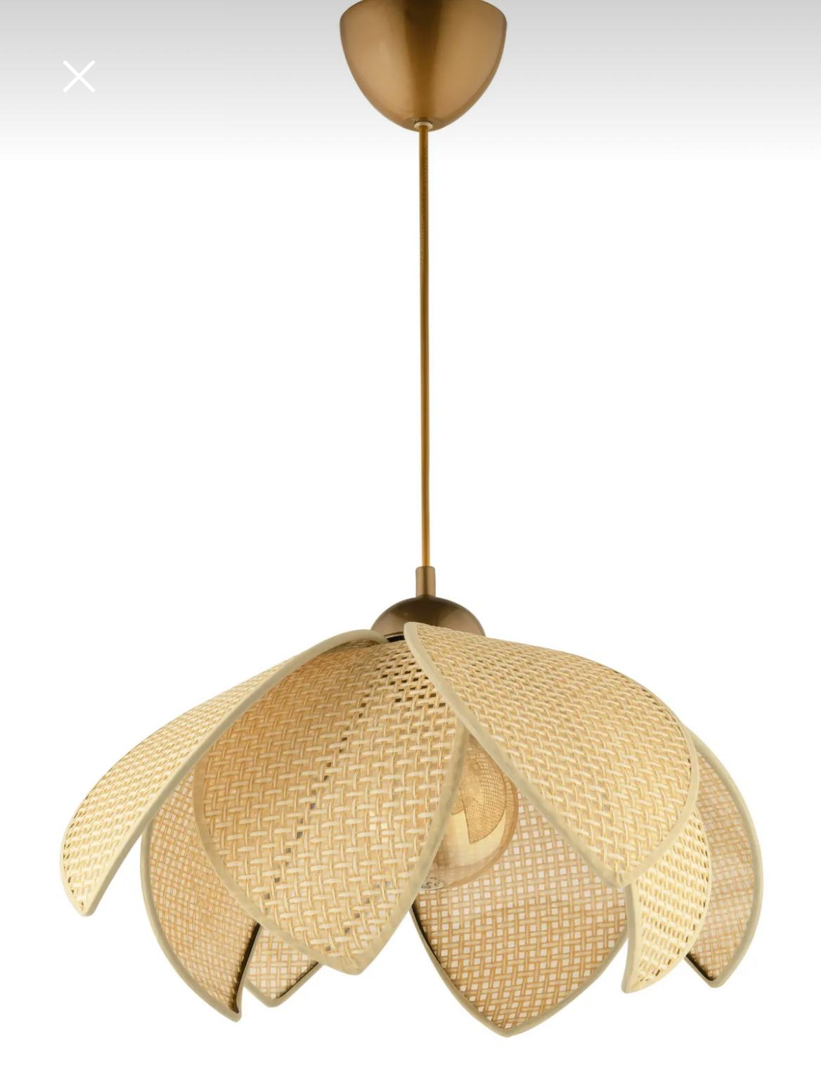 Pendelleuchte offener Blütenschirm Rattan skulptural Wohnzimmer Schweiz – Ahié