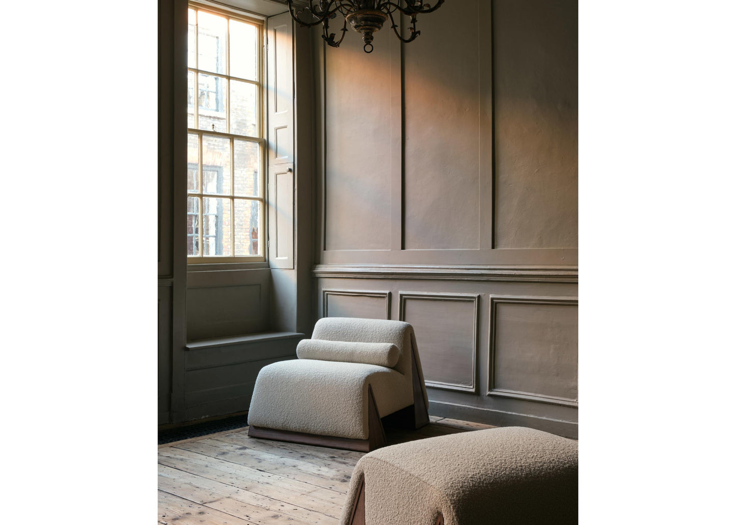 A0132 Sessel mit Nussbaum-Details