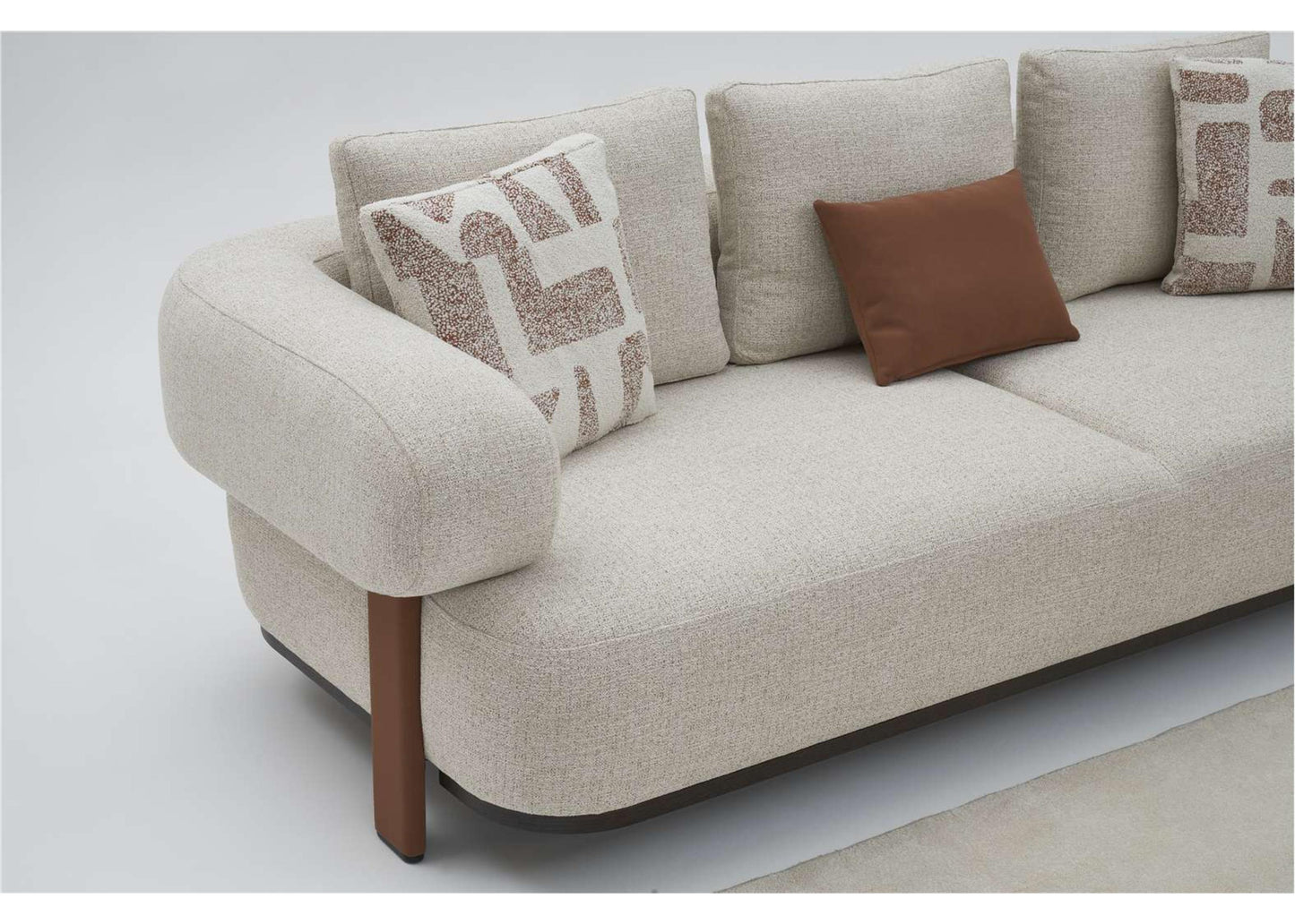 2-Sitzer Sofa mit sichtbar aufgebauter Polsterung in hellbeigem Stoff – Ahié
