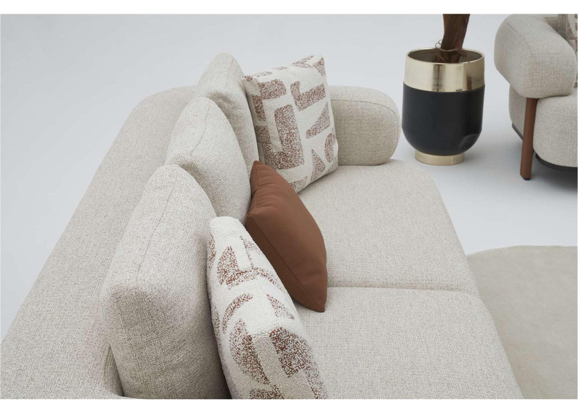 2-Sitzer Sofa mit sichtbar aufgebauter Polsterung in hellbeigem Stoff – Ahié