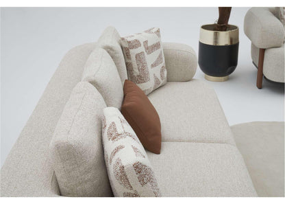 2-Sitzer Sofa mit sichtbar aufgebauter Polsterung in hellbeigem Stoff – Ahié