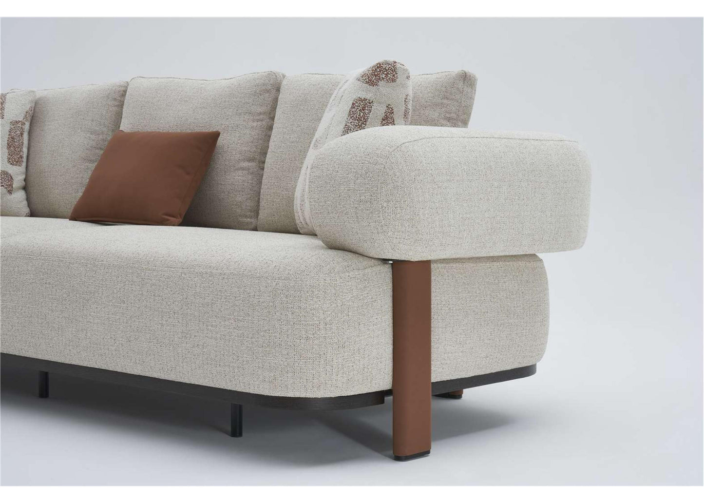 2-Sitzer Sofa mit sichtbar aufgebauter Polsterung in hellbeigem Stoff – Ahié