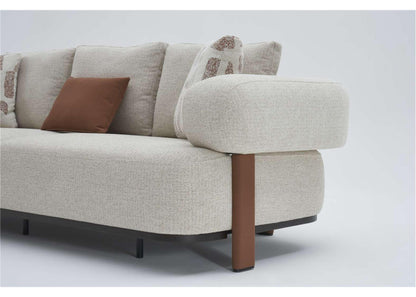 2-Sitzer Sofa mit sichtbar aufgebauter Polsterung in hellbeigem Stoff – Ahié
