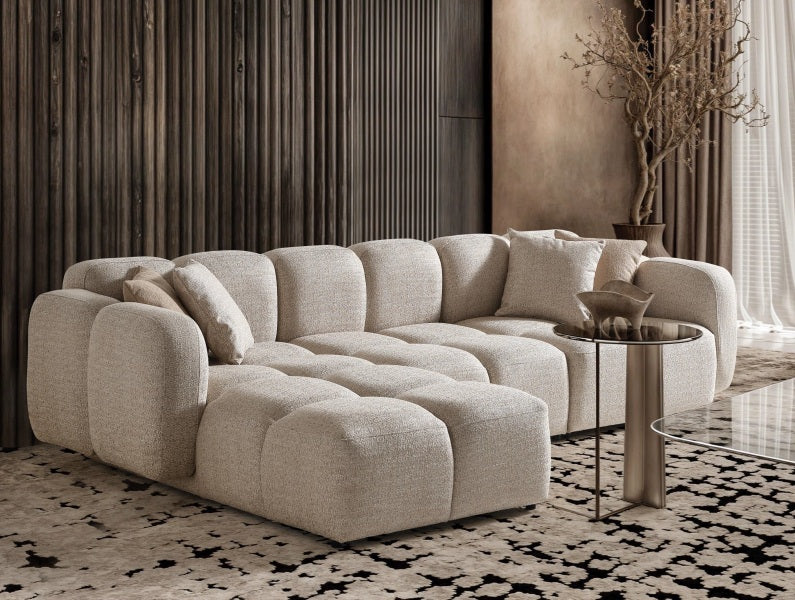 Sofa mit präzise gefasster Polsterkante – Ahié