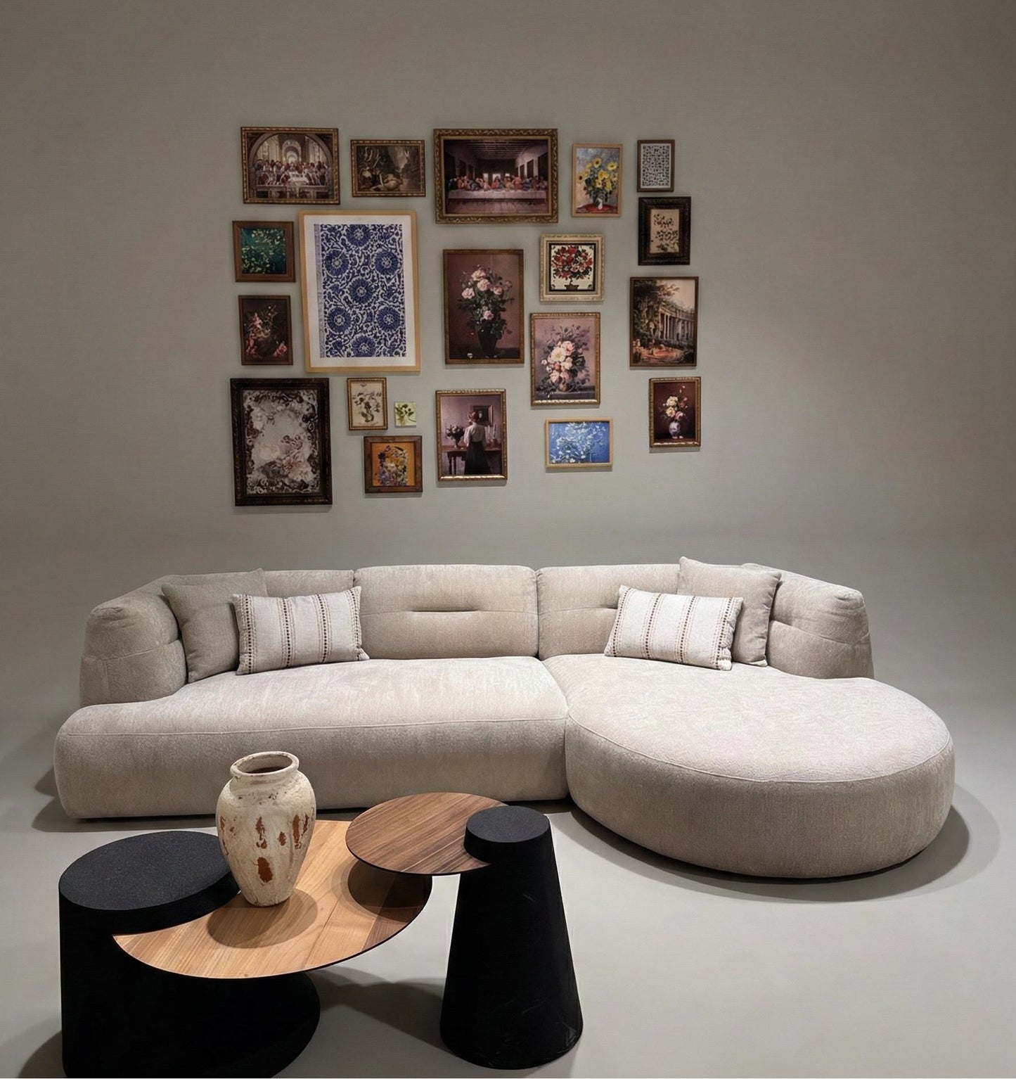 Sofa mit präzise gefasster Polsterkante – 2 – Ahié