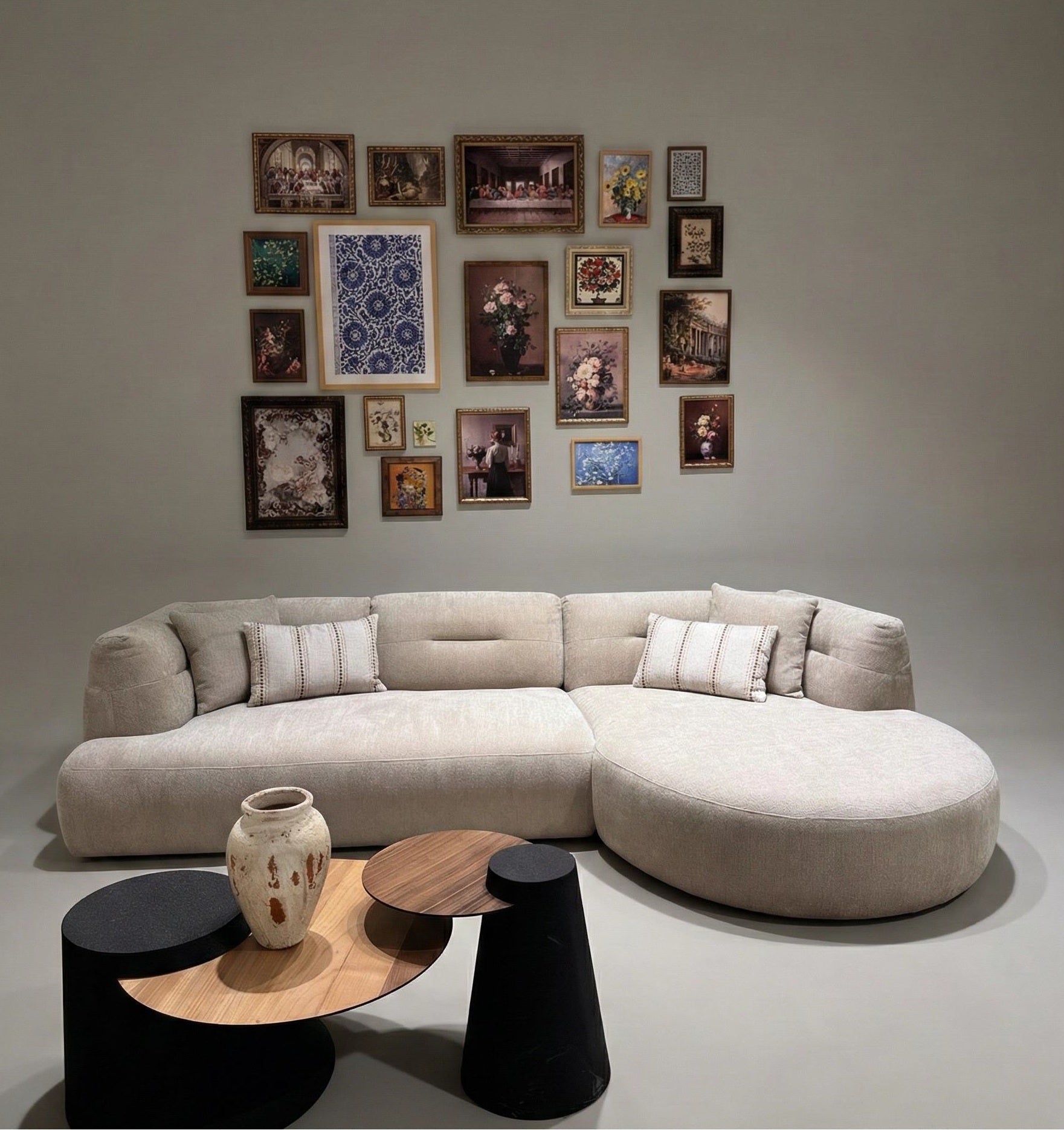 Sofa mit präzise gefasster Polsterkante – 2 – Ahié