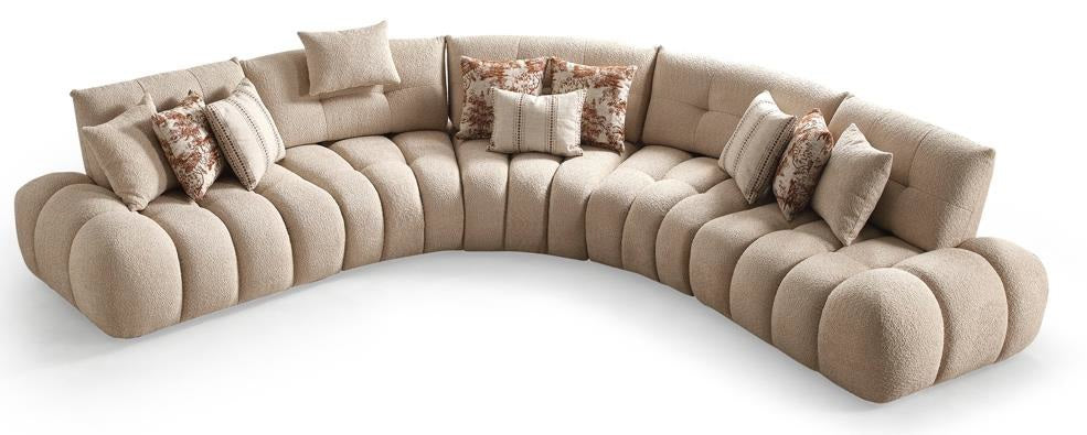 Ecksofa mit breit geführter Eckpolsterung und tief auslaufender Lounge-Polsterung in Variante 1 – Ahié