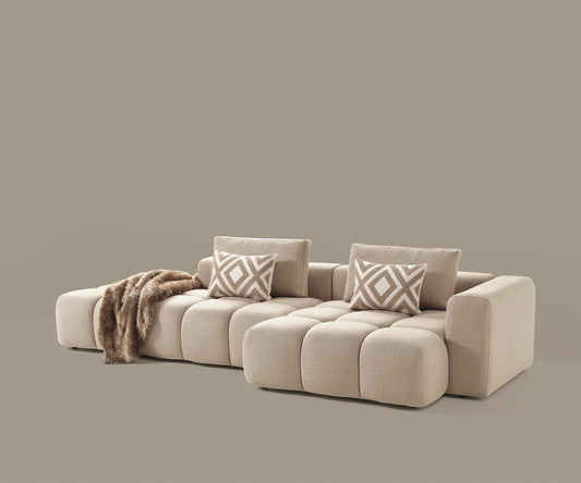 Ecksofa mit breit geführter Eckpolsterung und tief auslaufender Lounge-Polsterung in Variante 2