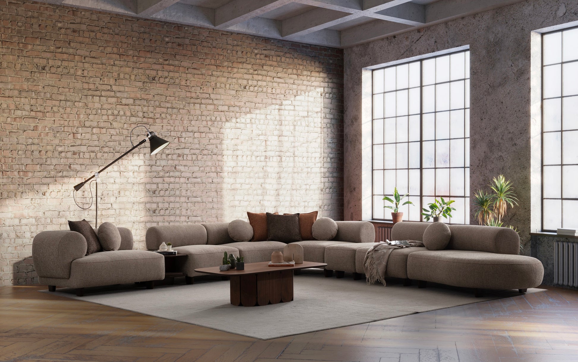Ecksofa mit breit geführter Eckpolsterung und tief auslaufender Lounge-Polsterung in Variante 3 – Ahié