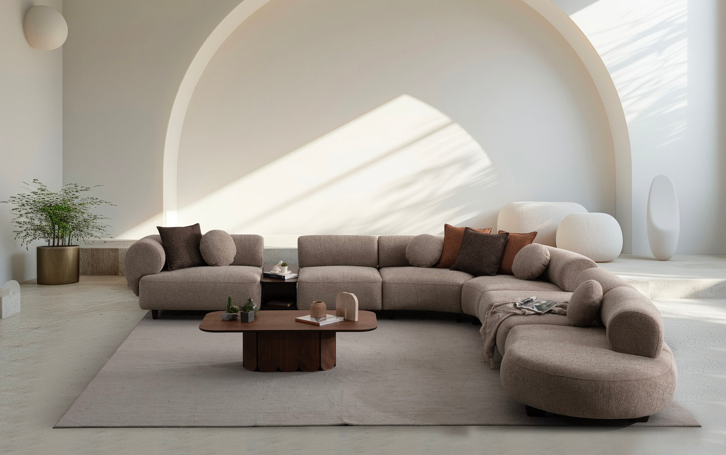 Ecksofa mit breit geführter Eckpolsterung und tief auslaufender Lounge-Polsterung in Variante 3 – Ahié