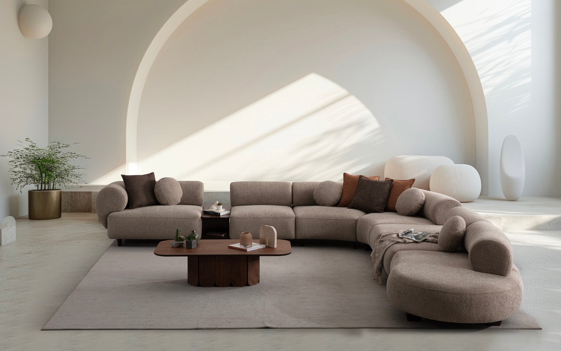 Ecksofa mit breit geführter Eckpolsterung und tief auslaufender Lounge-Polsterung in Variante 3 – Ahié