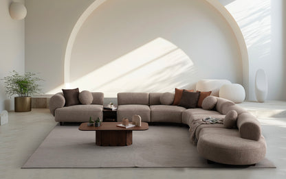 Ecksofa mit breit geführter Eckpolsterung und tief auslaufender Lounge-Polsterung in Variante 3 – Ahié