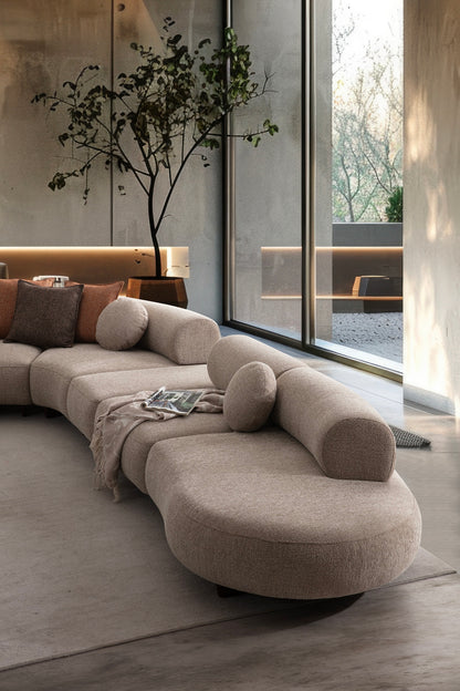 Ecksofa mit breit geführter Eckpolsterung und tief auslaufender Lounge-Polsterung in Variante 3 – Ahié