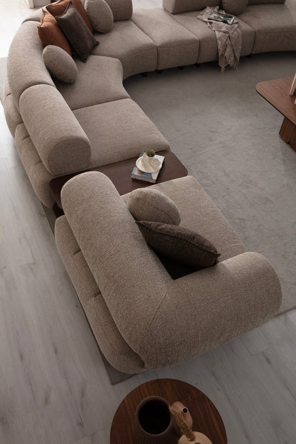 Ecksofa mit breit geführter Eckpolsterung und tief auslaufender Lounge-Polsterung in Variante 3 – Ahié