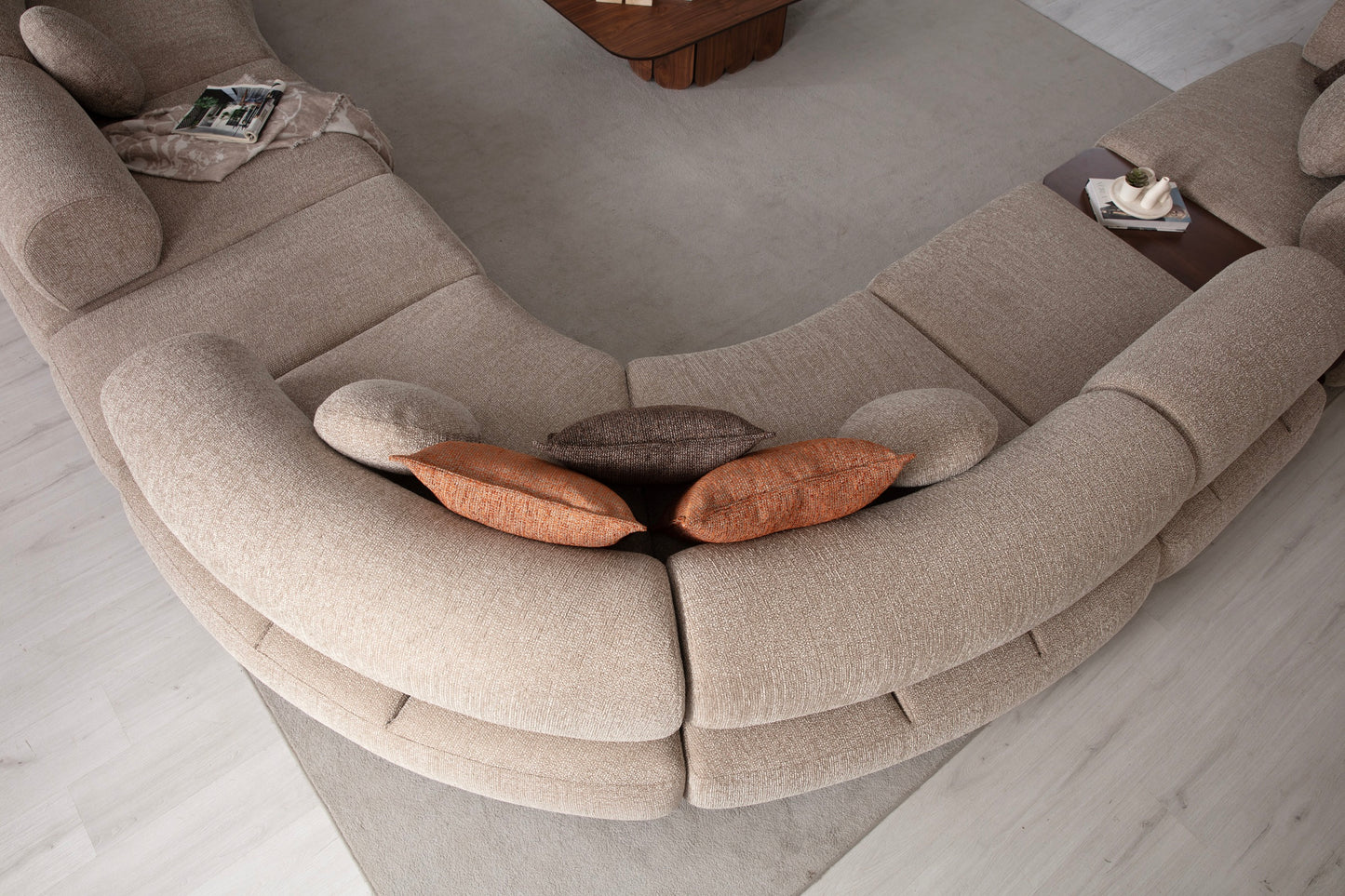 Ecksofa mit breit geführter Eckpolsterung und tief auslaufender Lounge-Polsterung in Variante 3 – Ahié