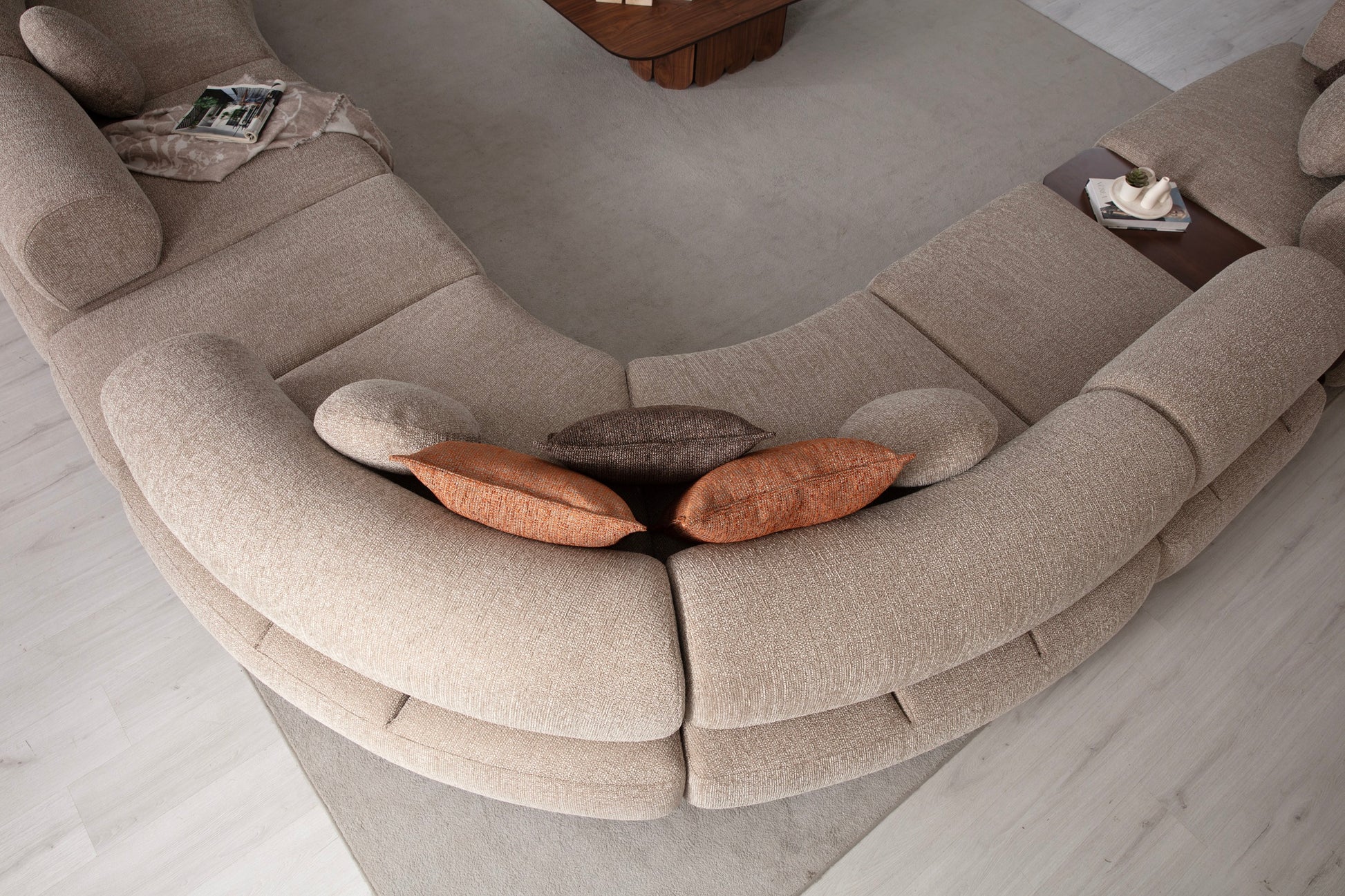 Ecksofa mit breit geführter Eckpolsterung und tief auslaufender Lounge-Polsterung in Variante 3 – Ahié