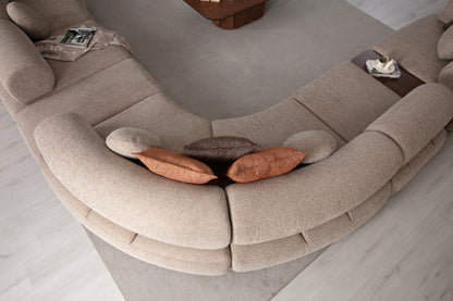 Ecksofa mit breit geführter Eckpolsterung und tief auslaufender Lounge-Polsterung in Variante 3 – Ahié