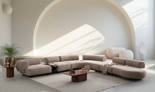 Ecksofa mit breit geführter Eckpolsterung und tief auslaufender Lounge-Polsterung in Variante 3