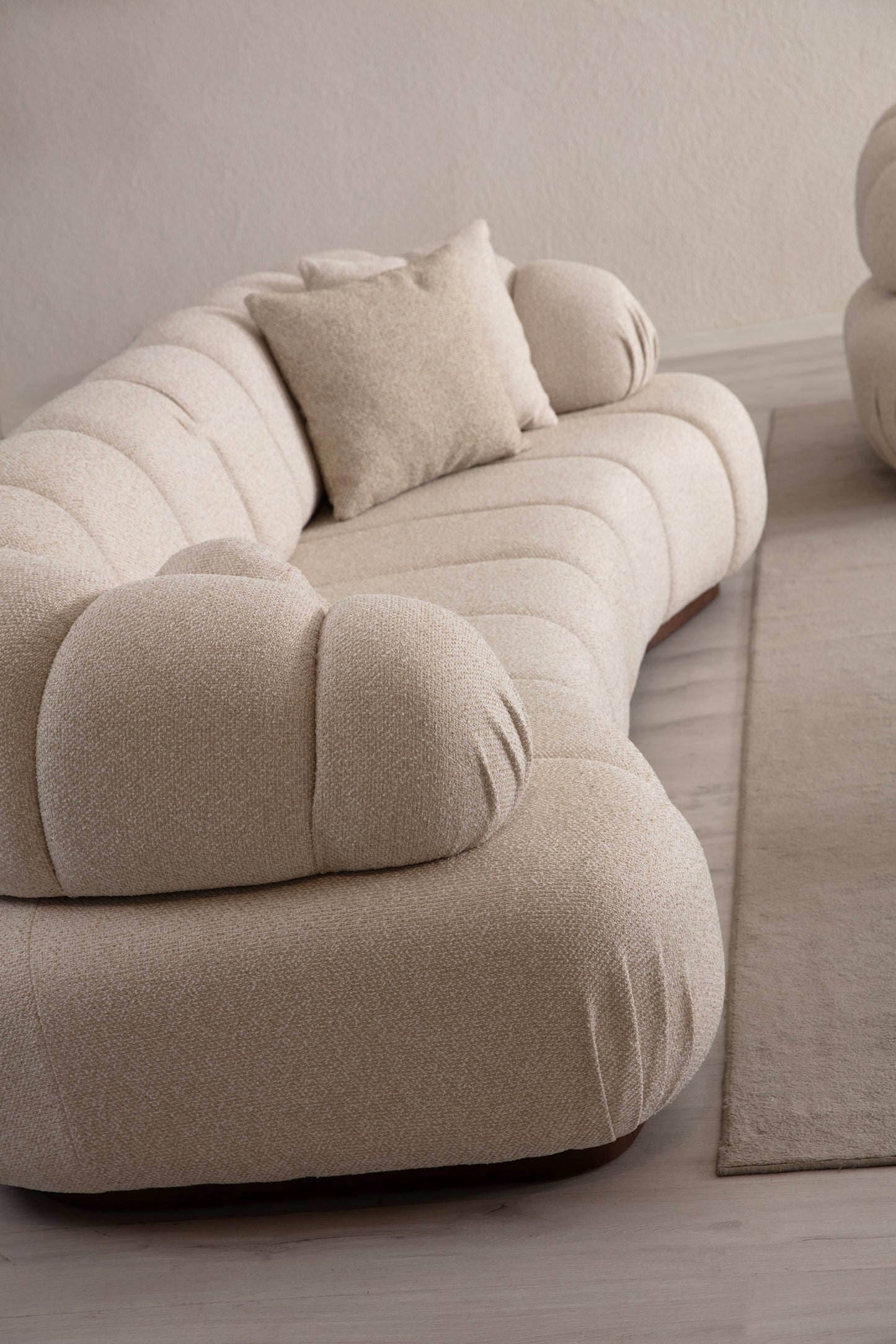 3-Sitzer Sofa mit seitlich deutlich gepolsterten Armlehnen – Ahié