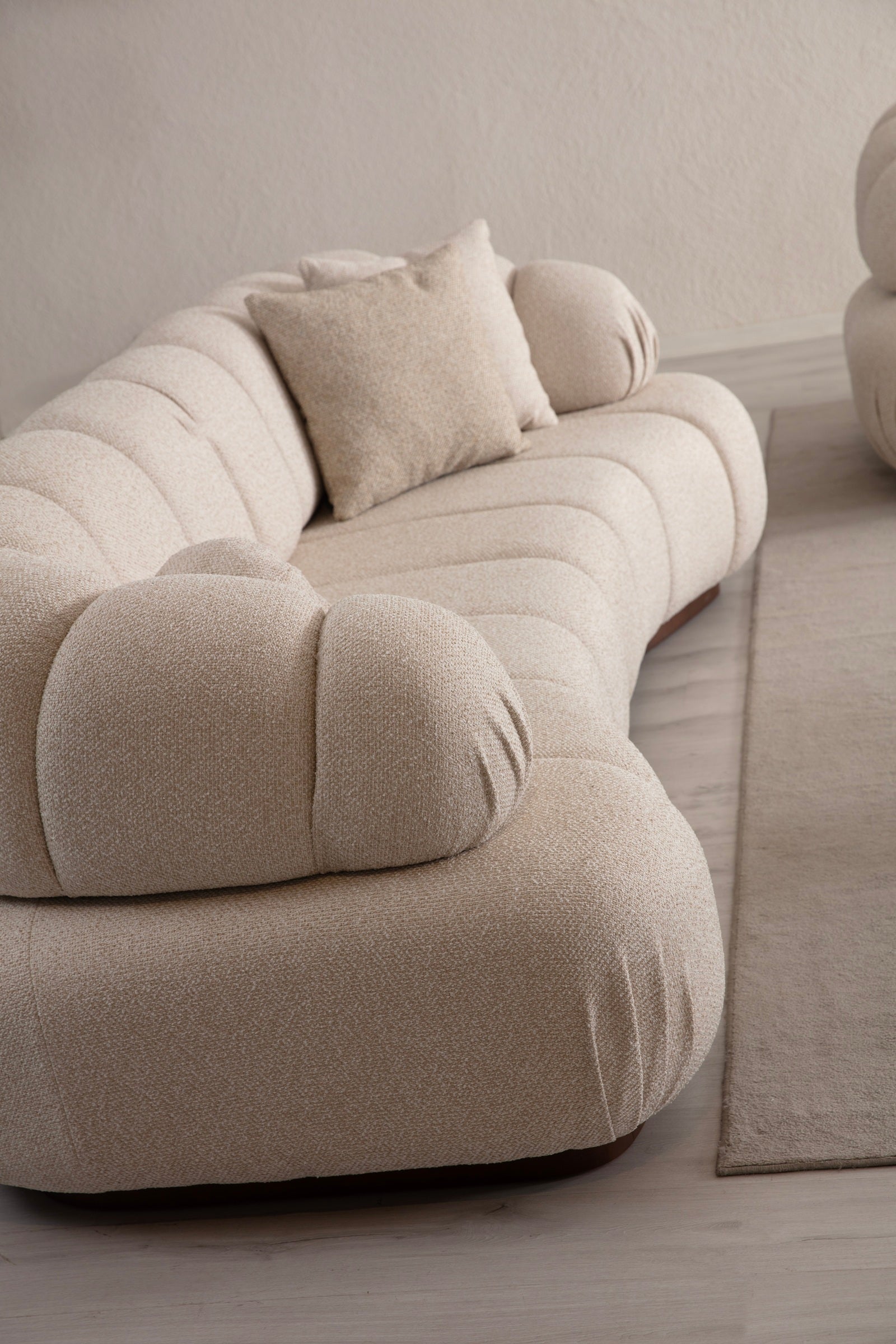 3-Sitzer Sofa mit seitlich deutlich gepolsterten Armlehnen – Ahié