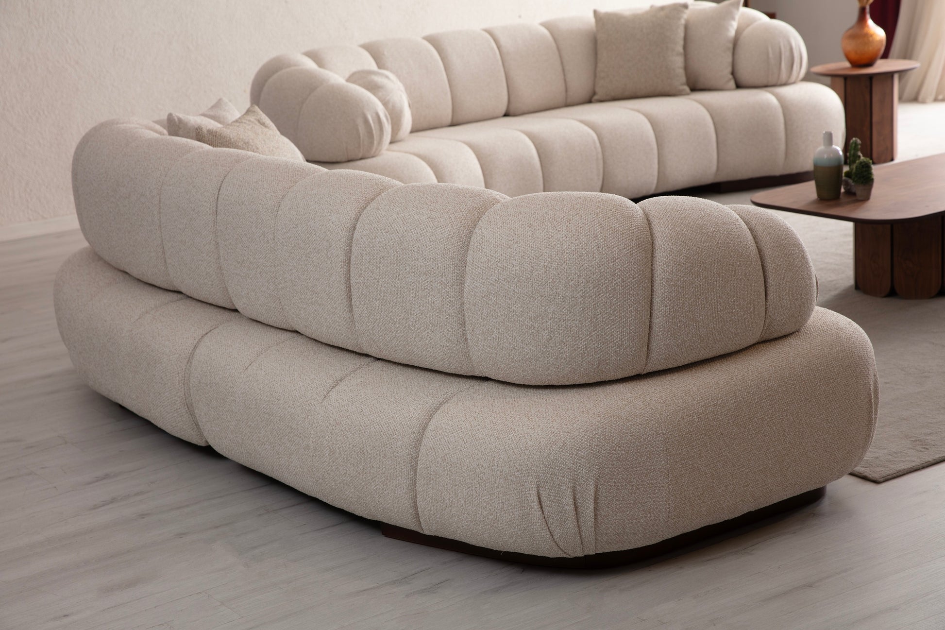 3-Sitzer Sofa mit seitlich deutlich gepolsterten Armlehnen – Ahié