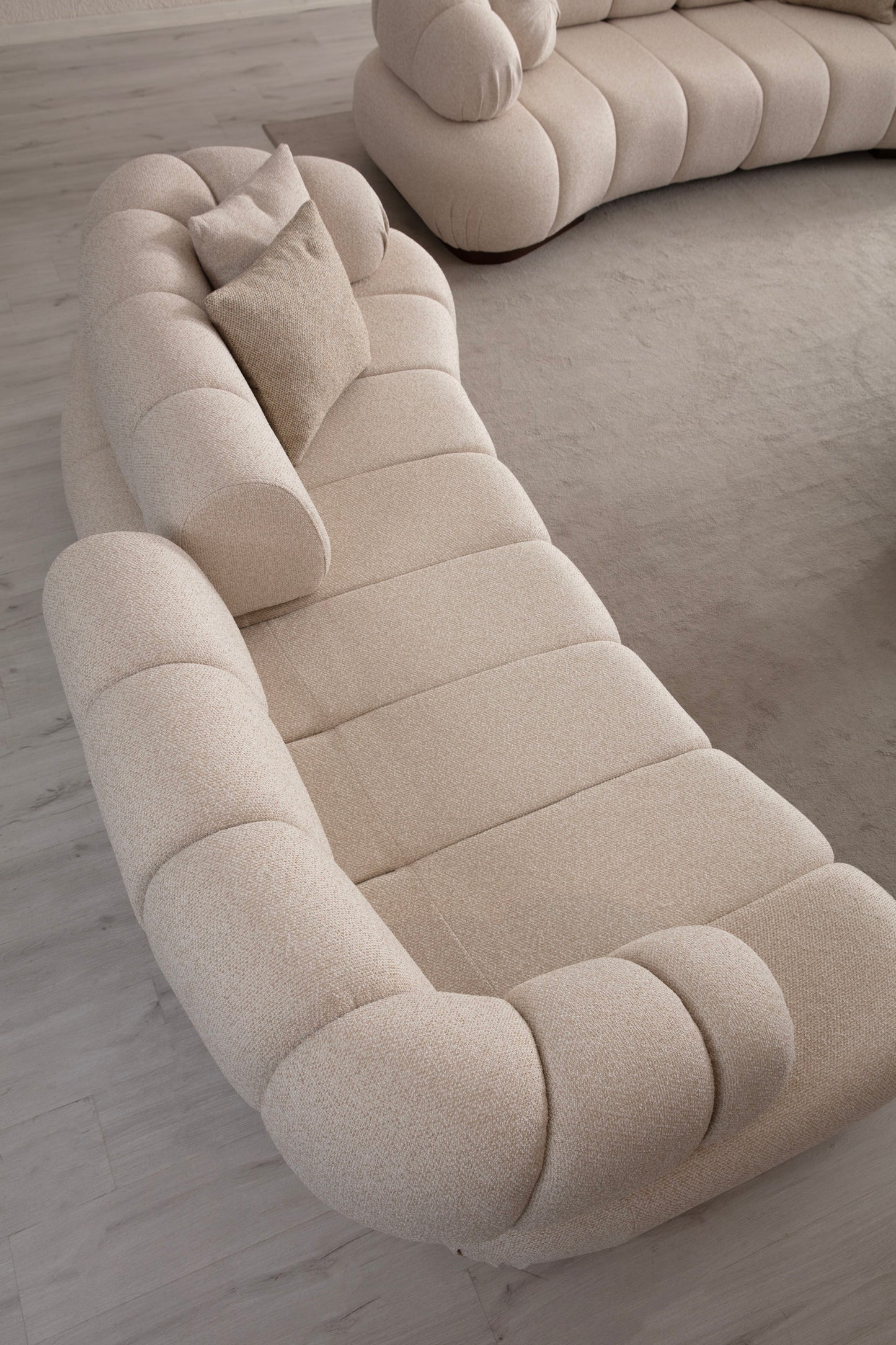 3-Sitzer Sofa mit seitlich deutlich gepolsterten Armlehnen – Ahié